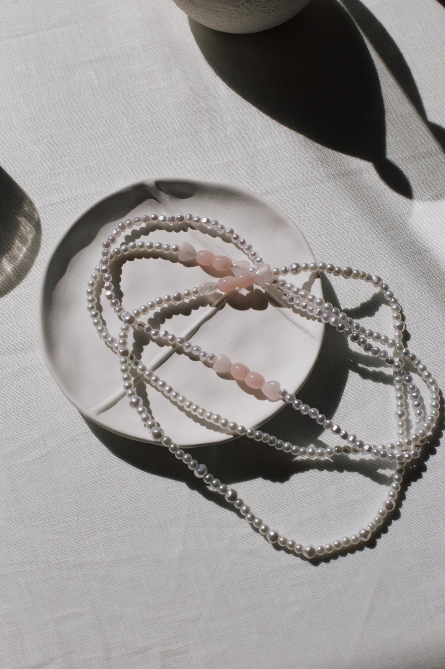 Daniela necklace. Pearls and rose quartz.