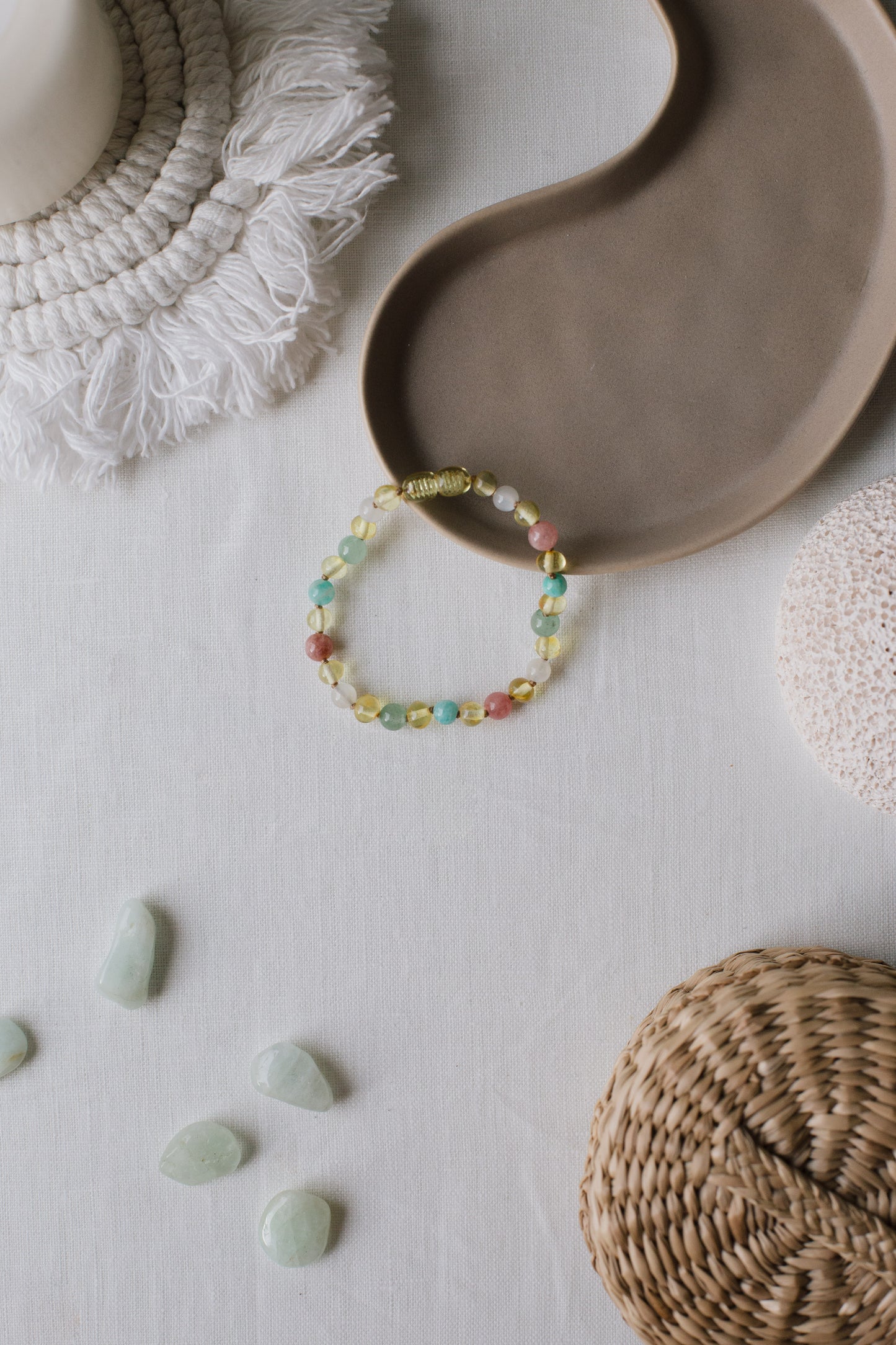 Pulsera Nina. Ámbar, piedra de la luna, piedra del sol, amazonita y aventurina verde.